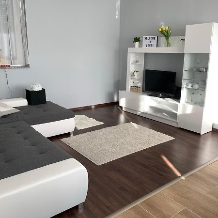 Modern Two Bedroom Flat With Balcony Ленти Экстерьер фото