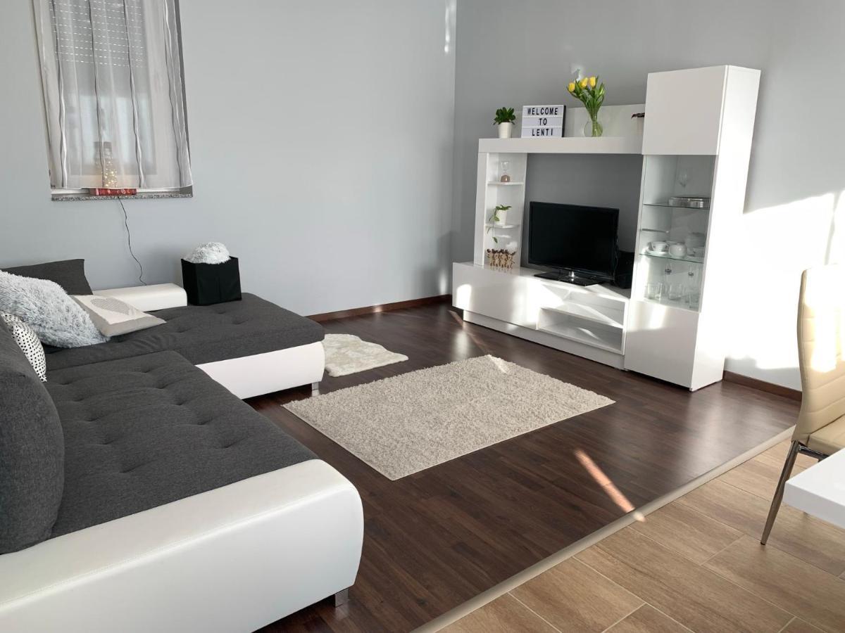 Modern Two Bedroom Flat With Balcony Ленти Экстерьер фото