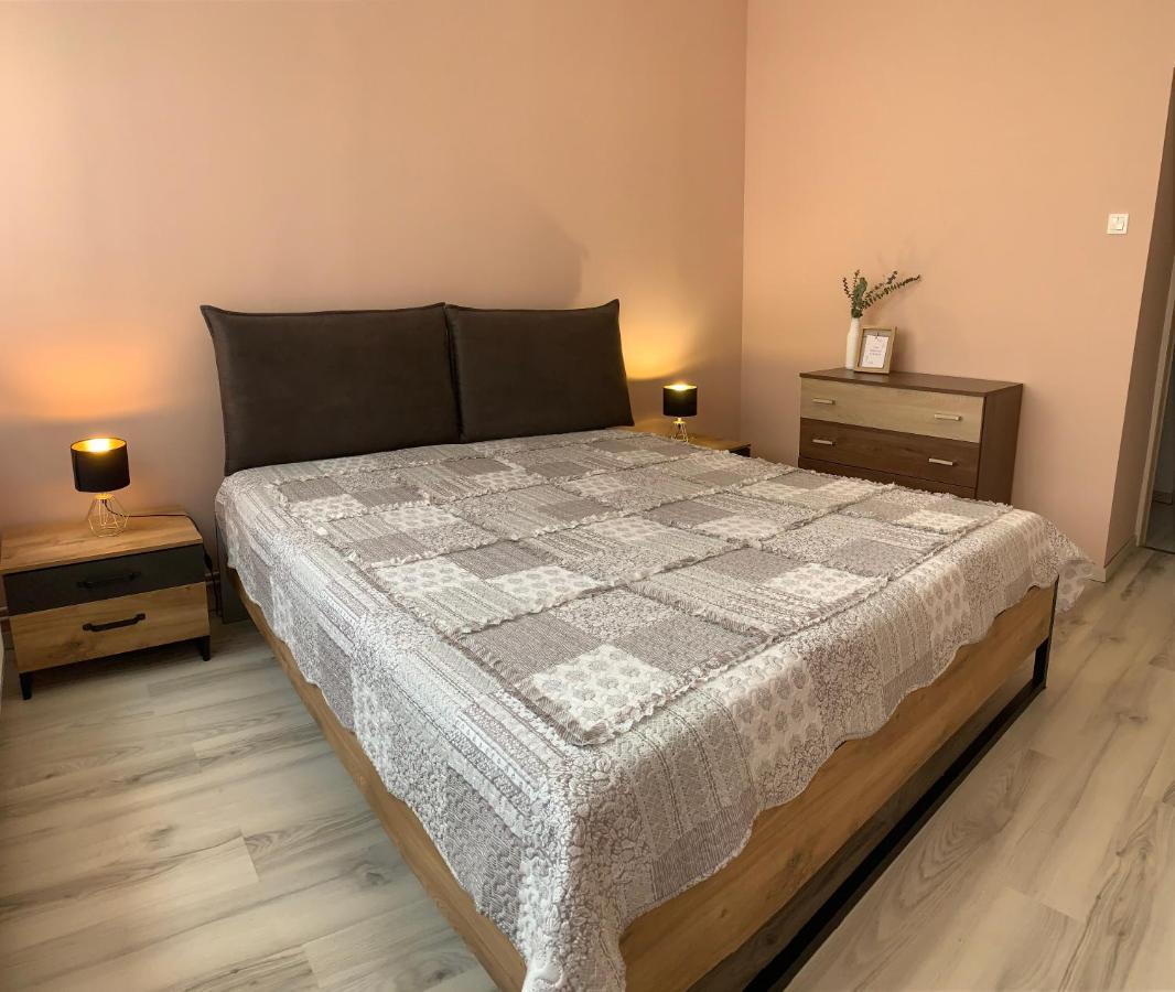Modern Two Bedroom Flat With Balcony Ленти Экстерьер фото