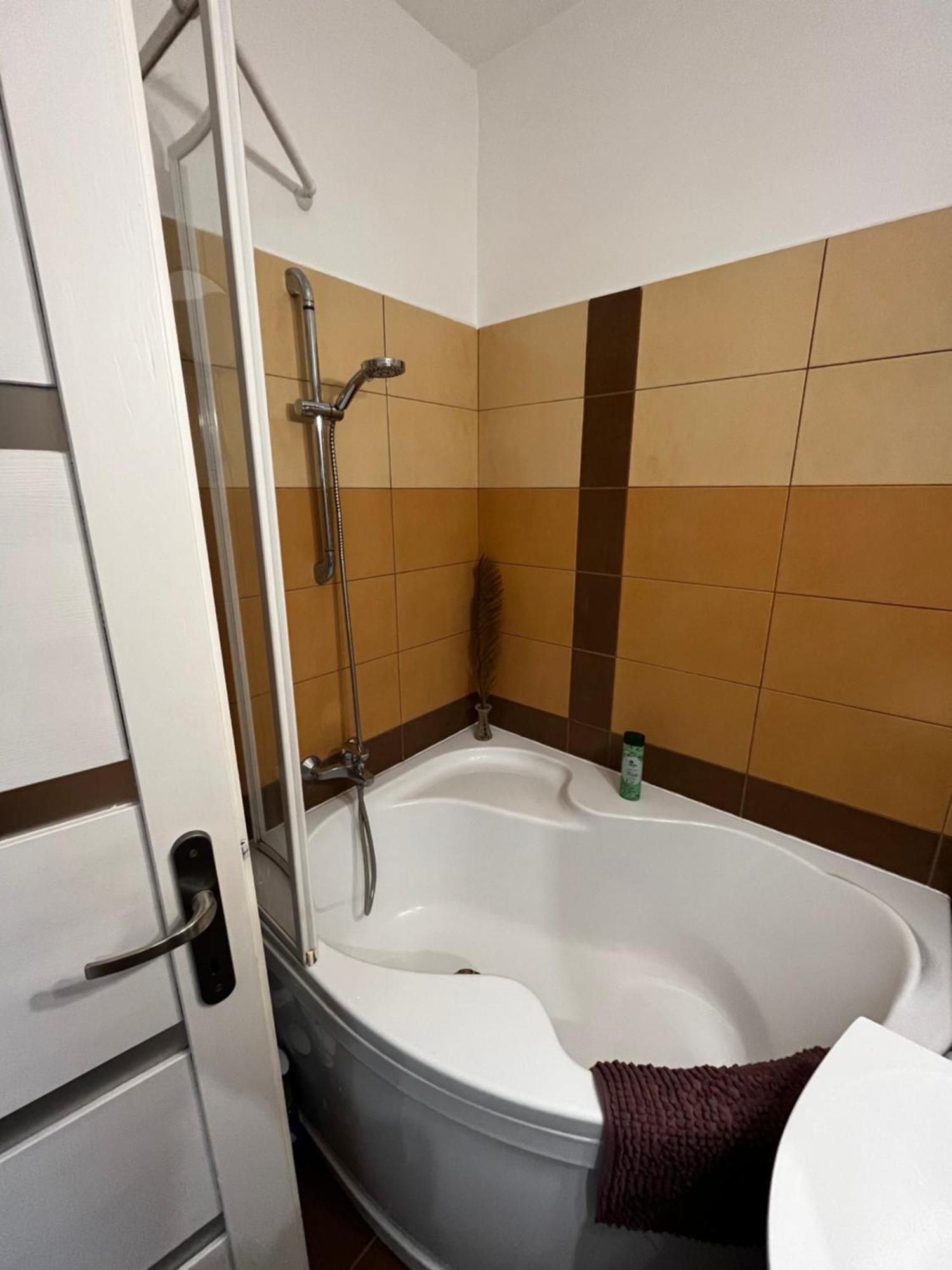 Modern Two Bedroom Flat With Balcony Ленти Экстерьер фото